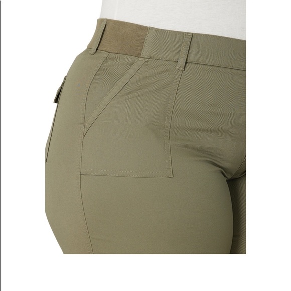 Lee Women's Plus Size7" Midrise Utility Short - Picture 6 of 8